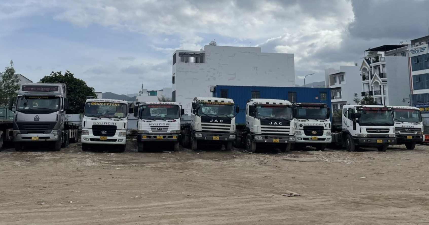 Cho thuê và vận chuyển hàng hóa bằng xe đầu kéo