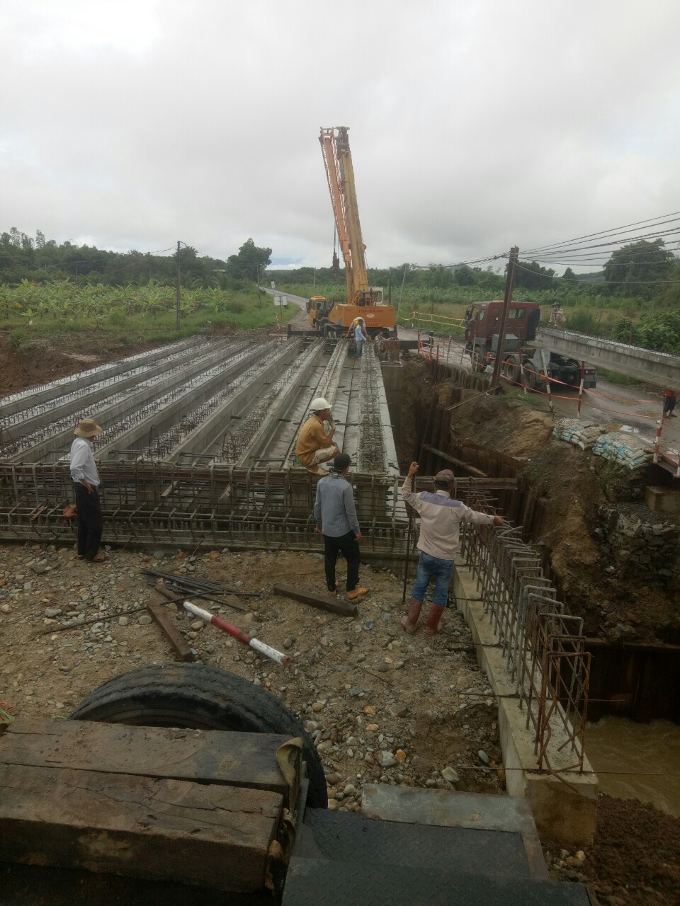 Cẩu lao dầm cầu đất sét