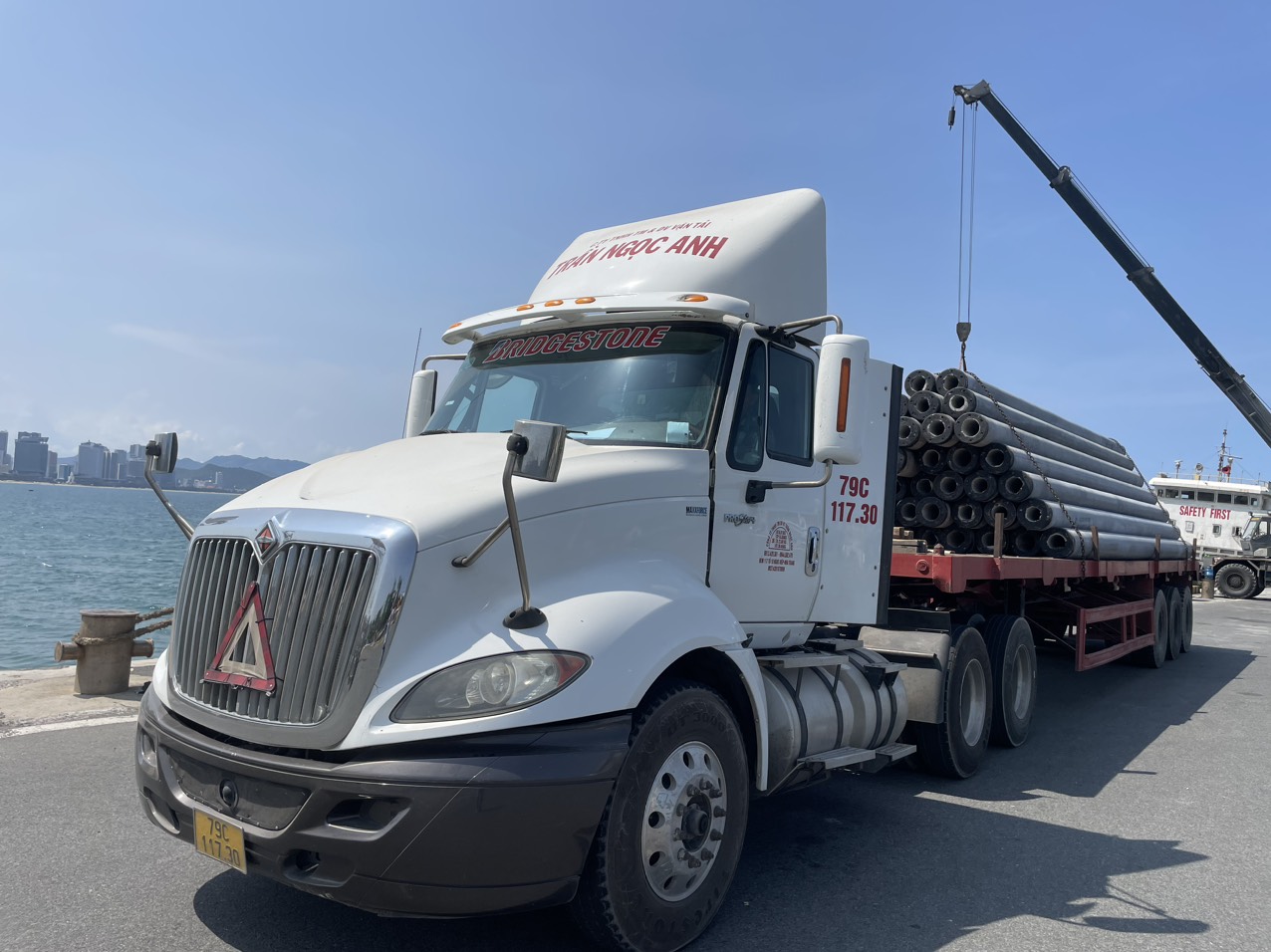 Cẩu và vận chuyển hàng hóa tại cảng Nha Trang